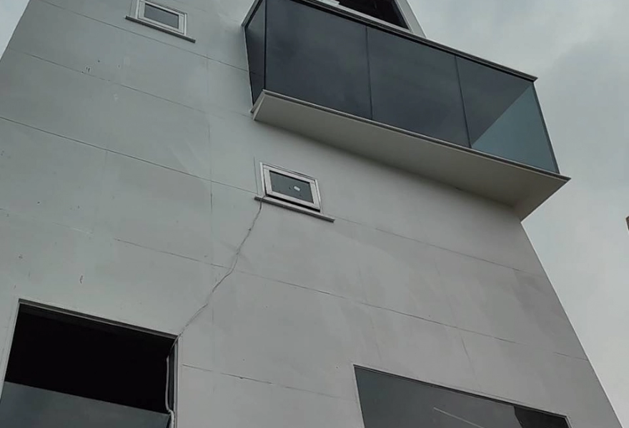 A modern residential building on Dacheng Road in Tainan.