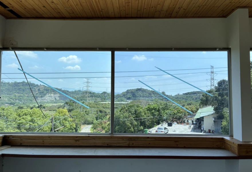 台南楠西區｜隔熱不隔景，玻璃窗框出涼感自在的山居時光